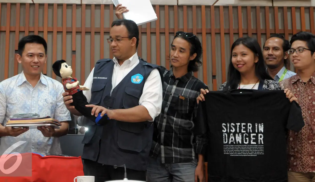 Mendikbud, Anies Baswedan melihat boneka pemberian Perwakilan Masyarakat Sipil di Kemendikbud, Jakarta, Senin (9/5). Pertemuan membahas pendidikan seksualitas berkeadilan gender dan berbagai hal terkait kekerasan seksual. (Liputan6.com/Helmi Afandi)