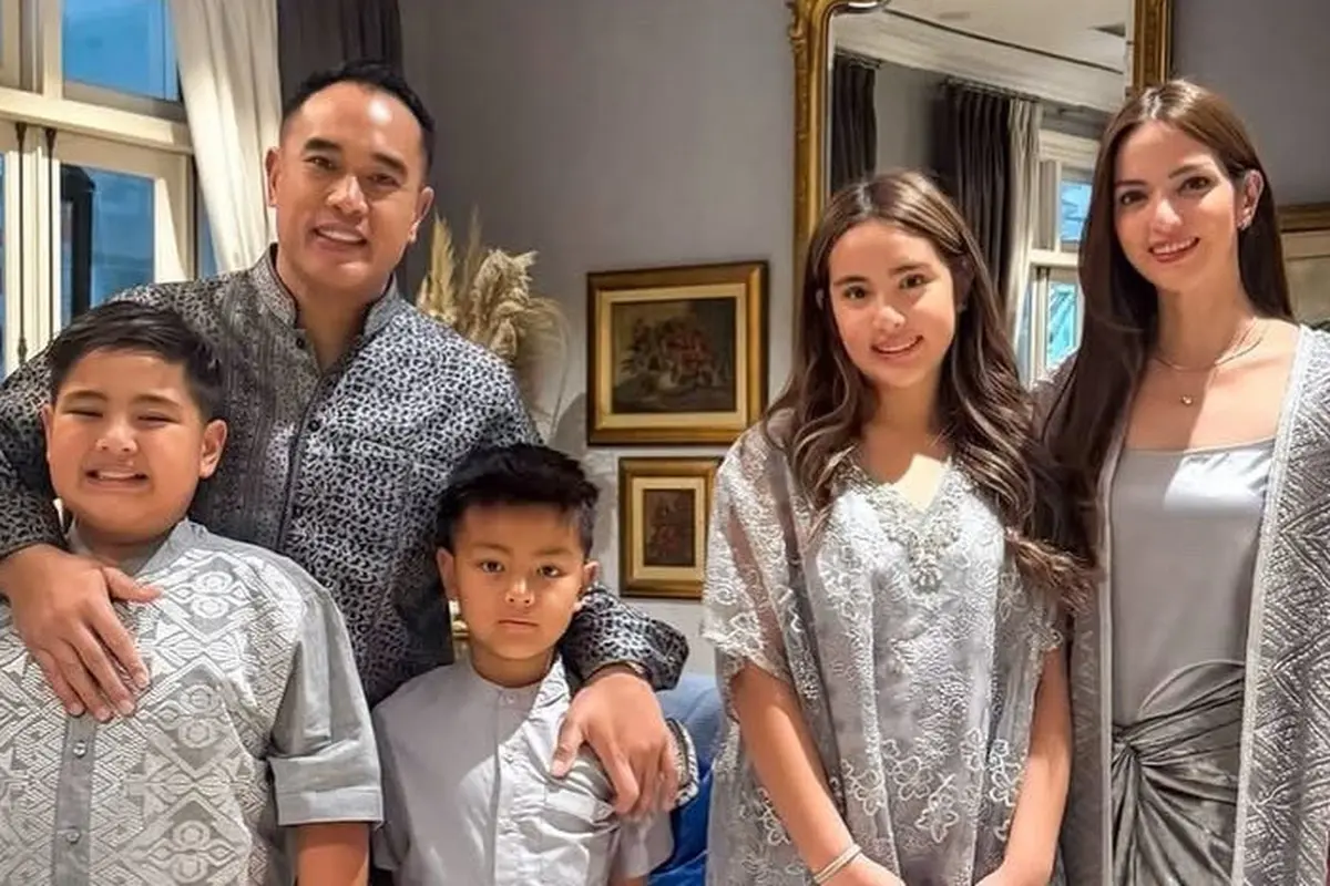 Gaya Selebritis Kenakan Baju Lebaran Nuansa Earth Tone