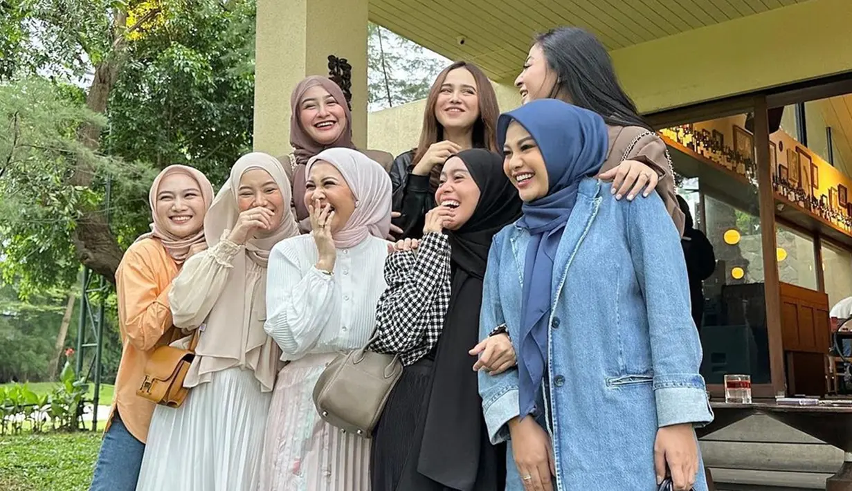 Sebelumnya, di beberapa kesempatan para selebriti ini memang kerap terlihat berkumpul bersama. Bahkan, kedekatan antar anggota geng Mamayu ini juga terlihat di unggahan akun Instagram masing-masing. (Liputan6.com/IG/@dindahw)