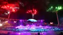Pertunjukan kembang api pada upacara pembukaan Pesta Olahraga Persemakmuran (Commonwealth Games) di Gold Coast, Australia, Rabu (4/4). Tiga negara ASEAN yang ikut dalam Pesta Olahraga ini adalah Singapura, Malaysia dan Brunei Darussalam (AP/Manish Swarup)