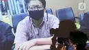 Layar monitor menampilkan terdakwa suap pengurusan restitusi pajak PT WAE tahun 2015-2016, Hadi Sutrisno saat menjalani sidang pembacaan putusan secara daring di Gedung KPK, Jakarta, Senin (6/7/2020). Hadi Sutrisno dihukum tiga tahun penjara denda Rp 200 juta. (Liputan6.com/Helmi Fithriansyah)