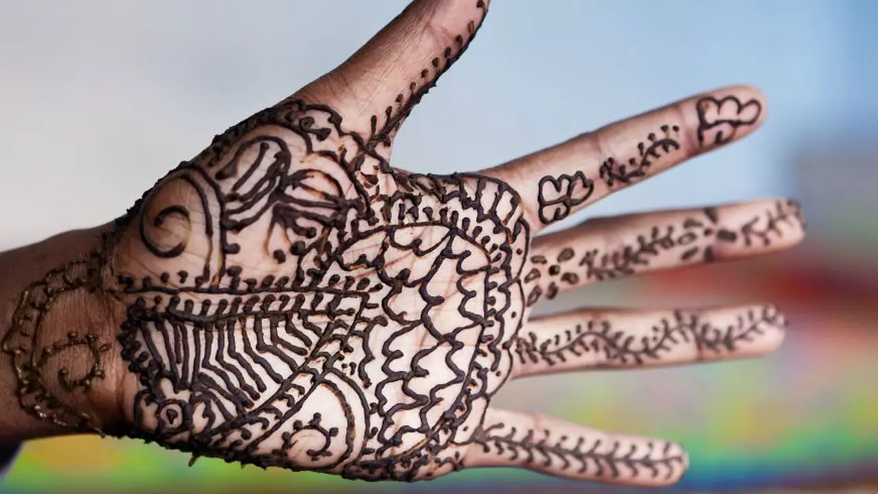 Tato henna hitam
