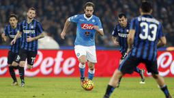 Pemain Napoli Gonzalo Higuain menggiring bola melewati para pemain Inter Milan pada lanjutan liga Italia Serie A di Stadion San Paolo, Naples,Selasa(1/12/2015) dini hari WIB. Napoli menang 2-1. (REUTERS/Ciro De Luca) 