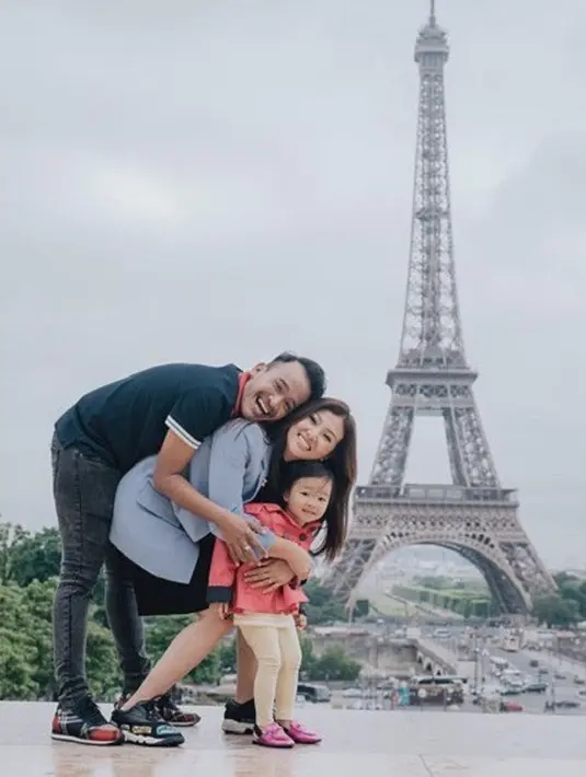 Nah kalo ini ceritanya Thalia menggendong bapak ibunya. "Sekarang gantaian kata nya Thalia yg gendong ayah bunda," tulisnya sebagai keterangan foto. (Foto: instagram.com/ruben_onsu)