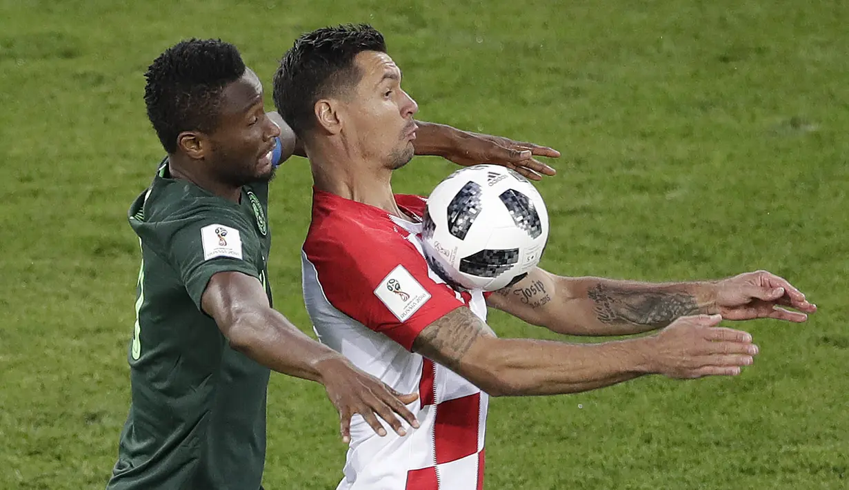 Bek Kroasia, Ivan Strinic, mengontrol bola saat pertandingan melawan Nigeria pada laga Piala Dunia di Stadion Kaliningrad, Rusia, Minggu (17/6/2018). Kroasia menang 2-0 atas Nigeria. (AP/Michael Sohn)