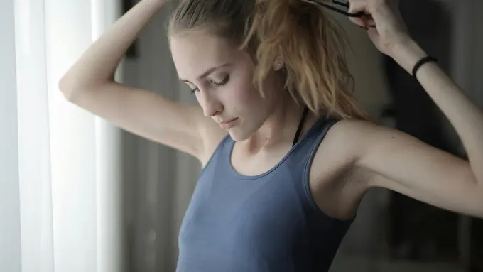 Manfaat Melepaskan Ikatan Rambut Saat Tidur untuk Kesehatan Rambut