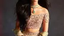 Di acara Sangeet, Radhika Merchant memilih mengenakan Lehenga dengan border Swarovski pastel, yang terinspirasi dari lampu chandelier. Berbagai perhiasan yang dikenakan Radhika di sini juga menarik perhatian karena dilapisi kristal yang penuh kilau. [Foto: Instagram/rheakapoor]