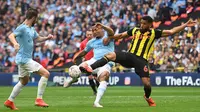 Striker Manchester City, Gabriel Jesus, berebut bola dengan bek Watford, Adrian Mariappa, pada laga final Piala FA di Stadion Wembley, London, Sabtu (18/5). City menang 6-0 atas Watford. (AFP/Daniel Leal-Olivas)