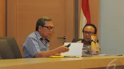 Andi Matalatta (kiri) dan Cicip Sutardjo (kanan) sebelum pertemuan juru runding Islah di Kantor DPP Partai Golkar, Jakarta, Selasa (23/12/2014). (Liputan6.com/Herman Zakharia)
