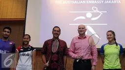 Ketua Umum PBSI, Gita Wirjawan (tengah) bersama Dubes Australia untuk Indonesia, Paul Grigson mengangkat raket jelang laga eksebisi di Kedubes Australia, Jakarta, Kamis (26/5/2016). (Liputan6.com/Helmi Fithriansyah)