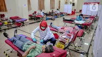 Pendonor sukarela mendonorkan darahnya melalui Unit Tranfusi Darah (UTD) Palang Merah Indonesia (PMI) DKI Jakarta, di Jalan Kramat Raya, Jakarta, Kamis (30/4/2020). (Liputan6.com/Faizal Fanani)