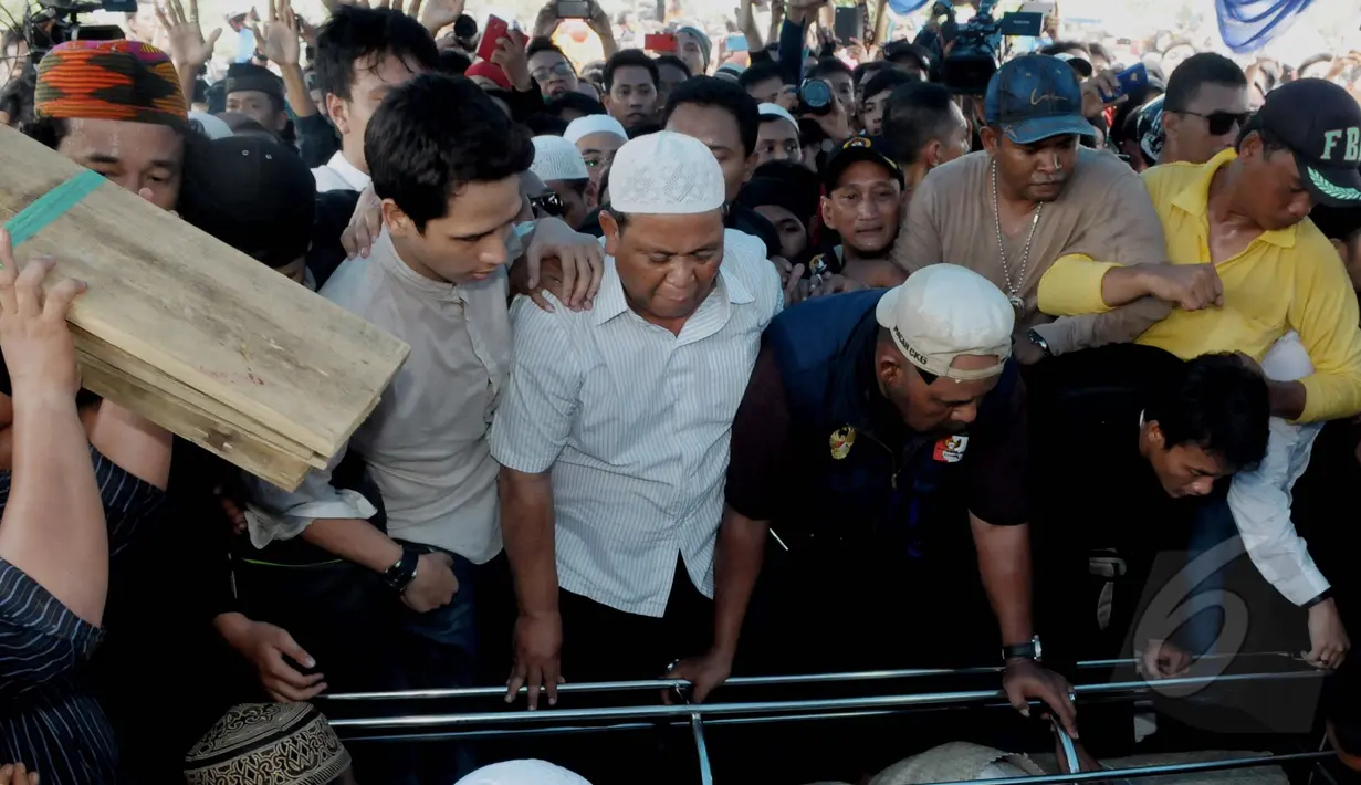 Suasana proses pemakaman Olga Syahputra di Tempat Pemakaman Umum (TPU) Malaka, Pondok Kelapa, Jakarta, Sabtu (28/03/2015). (Liputan6.com/Andrian M Tunay)