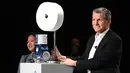 Chief Brand Officer Procter and Gamble Marc Pritchard menampilkan robot Charmin RollBot saat pameran teknologi CES 2020 di Las Vegas, Amerika Serikat, Minggu (5/1/2020). Charmin RollBot dapat diaktifkan dengan menggunakan smartphone. (Robyn Beck/AFP)