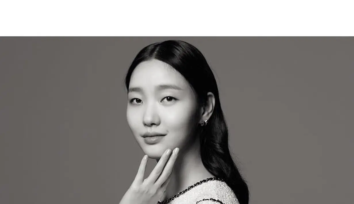 Kim Go Eun resmi bergabung menjadi keluarga besar Chanel pada 2019. Sejak itu, Kim Go Eun kerap tampil mengenakan busana dari rumah mode mewah tersebut. Salah satunya saat sesi konferensi pers untuk serial drama bersama Lee Min Ho, The King Eternal Monarch. (instagram/ggonekim)