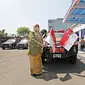 Ketua Satgas Penanganan COVID-19 Letjen TNI Ganip Warsito melepas keberangkatan Mobil Makser BNPB beserta para rombongan. (Dok BNPB)