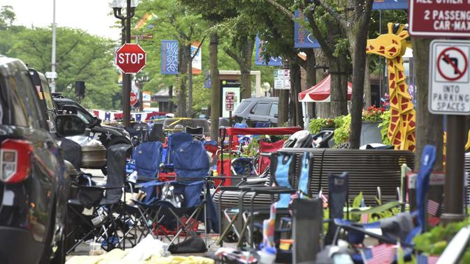 Kursi terbengkalai di lokasi penembakan massal pada parade Hari Kemerdekaan AS di Central Avenue di Highland Park, Illinois, pada Senin, 4 Juli 2022. (John Starks/Daily Herald via AP)