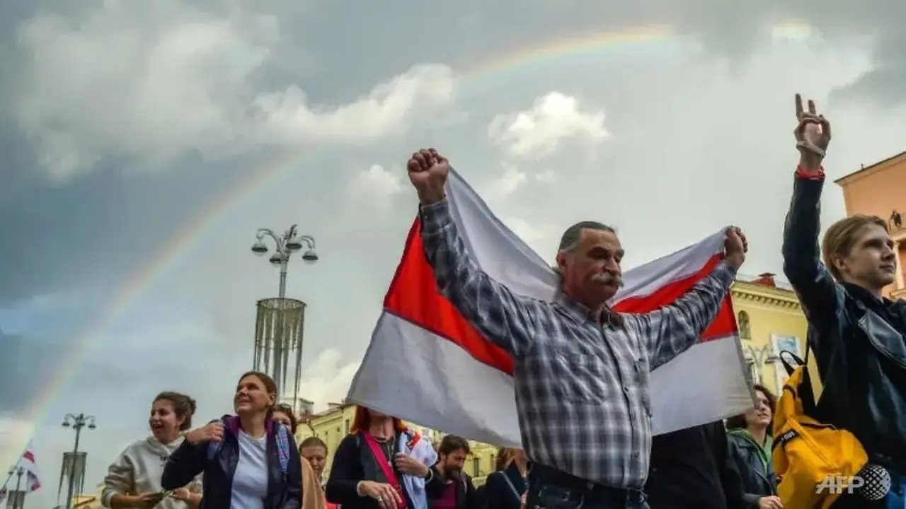 Aksi unjuk rasa di kota Minsk, Belarusia untuk menuntut Presiden Lukashenko mundur dari jabatannya.
