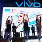 Agnez Mo tampil memukai pengunjung yang hadir di acara Vivo V7+ Perfect Moment Tour di Medan, Sabtu (7/10/2017). Liputan6.com/ Reza Efendi