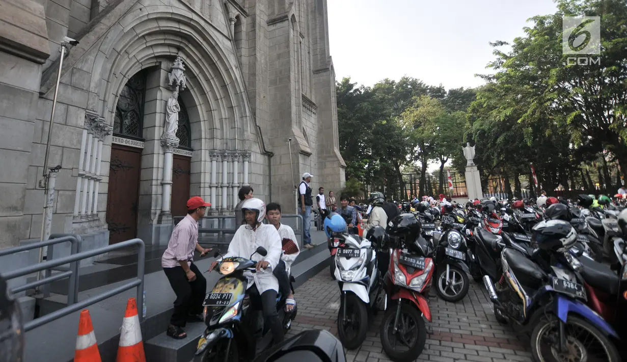 Umat muslim yang telah menunaikan salat Idul Adha di Masjid Istiqlal keluar dari halaman Gereja Katedral, Jakarta, Minggu (11/8/2019). Gereja Katedral menyediakan lahan parkir bagi jemaah Masjid Istiqlal yang akan melaksanakan salat Idul Adha sebagai bentuk toleransi. (merdeka.com/Iqbal S Nugroho)