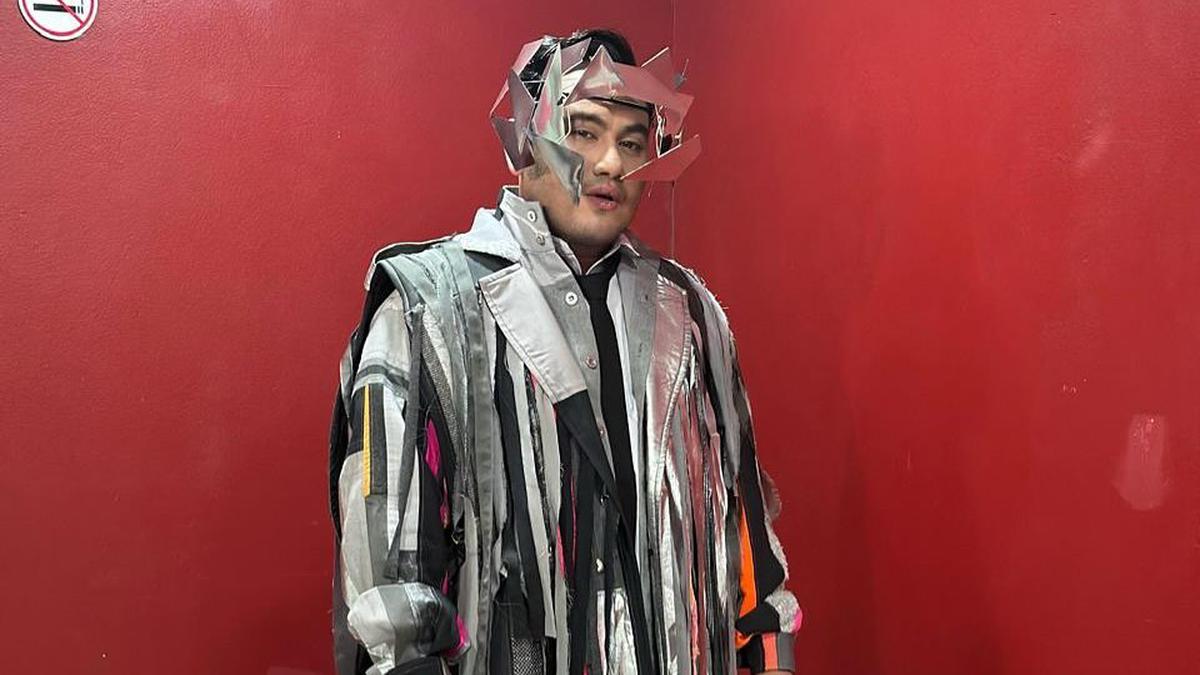 6 Gaya Heboh King Nassar Manggung, Keluar dari Nanas Raksasa Hingga Nyanyi Sambil Panjat Tiang