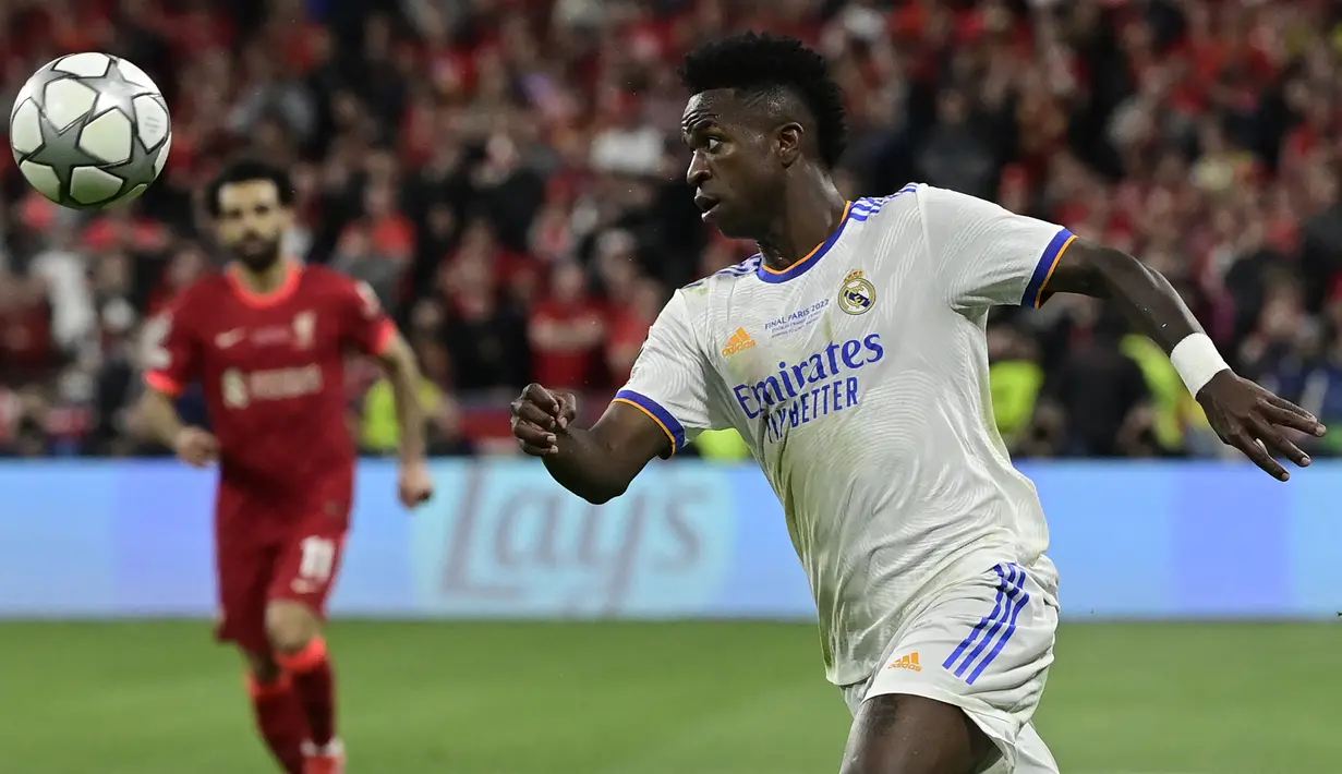 Vinicius Junior. Sayap kiri Brasil ini didatangkan Real Madrid dari Flamengo pada awal musim 2018/2019 saat berusia 18 tahun dengan nilai transfer 45 juta euro atau setara Rp704,4 miliar. Dengan performanya hingga kini, ia menjadi rekrutan muda terbaik dalam 10 tahun terakhir. Sinarnya terasa benderang pada musim 2021/2022 lalu dengan menjadi tandem maut Karim Benzema di lini depan dengan sukses mempersembahkan gelar Liga Spanyol dan Liga Champions. Ia total tampil dalam 52 laga di semua ajang musim lalu dengan torehan 22 gol dan 20 assist. (AFP/Javier Soriano)