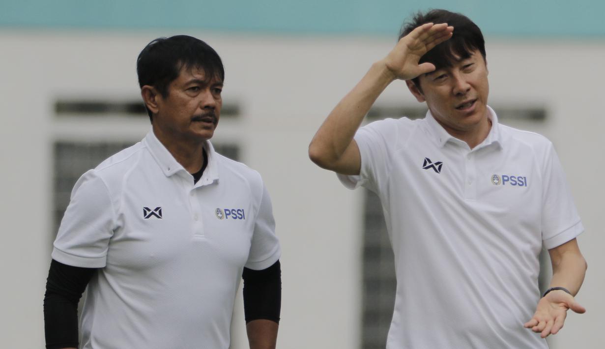 Manajer pelatih Timnas Indonesia, Shin Tae-yong, didampingi Indra Sjafri, saat sesi latihan di Stadion Wibawa Mukti, Cikarang, Senin (13/1/2020). Sebanyak 51 pemain mengikuti seleksi untuk memperkuat skuat utama Timnas Indonesia U-19. (Bola.com/M Iqbal Ichsan)