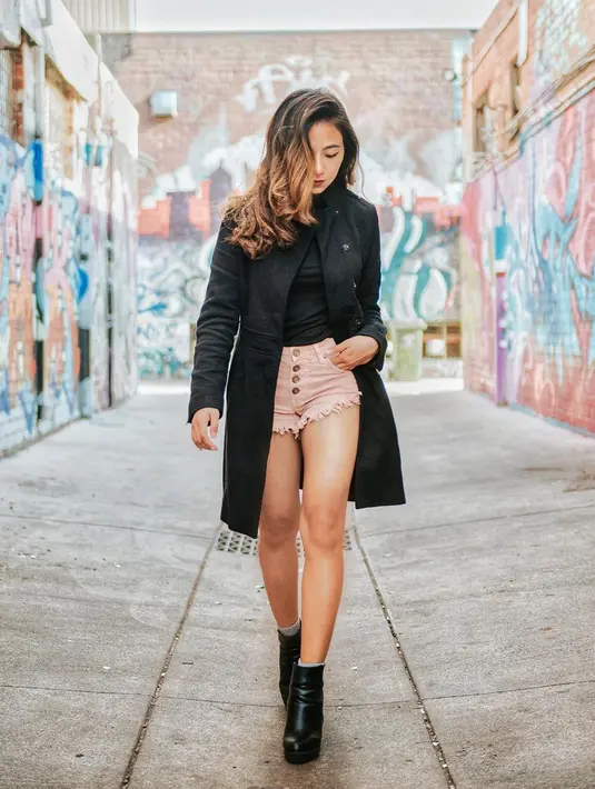 Cukup sering terlihat tampil kasual, akan tetapi gaya busana Nadia Vega tetap stylish. Ia memilih menggunakan kaus ebrwarna hitam dan dipadukan dengan sebuah coat serta sepatu berwarna senada. (Liputan6.com/IG/@thenadiavega)