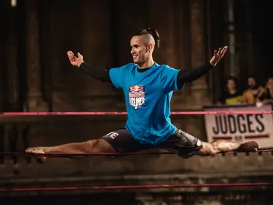 Seorang peserta beraksi di kompetisi slackline Red Bull Airlines di Catania, Italia, Sabtu (8/10). Red Bull Airlines adalah kompetisi slackline yang digelar di ketinggian 7 meter di atas tanah.(REUTERS)