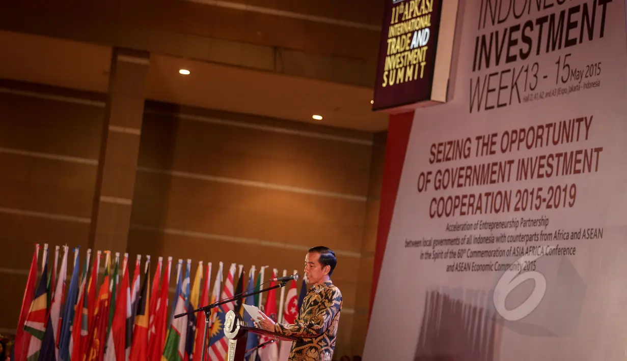 Presiden Jokowi memberi kata sambutan saat pembukaan acara  Asosiasi Pemerintah Kabupaten Seluruh Indonesia (APKASI) International Trade and Investment Summit 2015 di Jakarta, Rabu (13/5). (Liputan6.com/Faizal Fanani)