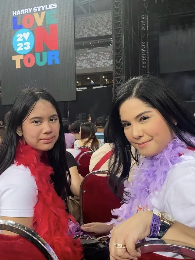 Gaya Annisa Pohan dan Sang Putri saat nonton konser Harry Styles di Singapura, credit: Instagram  (@annisayudhoyono)