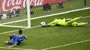 Pemain Islandia, Arnor Ingvi Traustason, menaklukkan kiper Austria, Robert Almer, saat mencetak gol penentu pada laga terakhir Grup F Piala Eropa 2016 di Stade de France, Paris, Rabu (23/6/2016). (AFP/Martin Bureau)