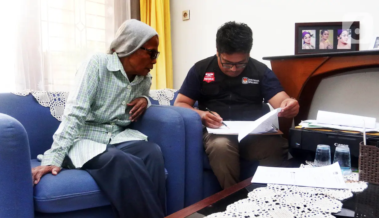 Petugas Pemutakhiran Data Pemilih (Pantarlih) melakukan pencocokan dan penelitian (coklit) data pemilih untuk Pemilu 2024 di rumah warga di Beki, Depok, Jawa Barat, Minggu  (26/2/2023). Pencocokan dan penelitian data pemilih ini dilaksanakan pada 12 Februari sampai 14 Maret 2023. (merdeka.com/Arie Basuki)