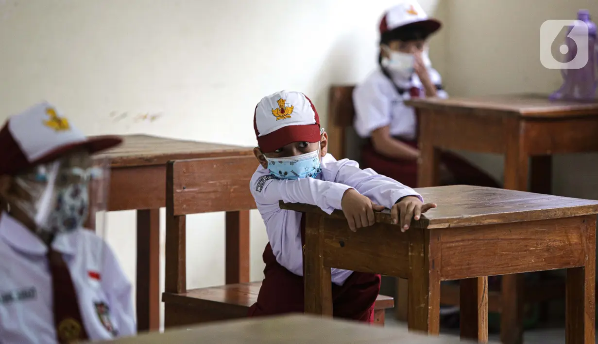 Siswa mengikuti uji coba pembelajaran tatap muka (PTM) perdana di SD Negeri 14 Pondok Labu, Jakarta, Senin (30/8/2021). Pembelajaran tatap muka (PTM) terbatas Tahap 1 di Provinsi DKI Jakarta digelar dengan kapasitas 50 persen pada setiap satuan pendidikan. (Liputan6.com/Faizal Fanani)