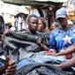 Warga Uganda membeli pakaian bekas di Pasar Owino, di Kampala, Uganda, 15 September 2023. (AP Photo/Hajarah Nalwadda)