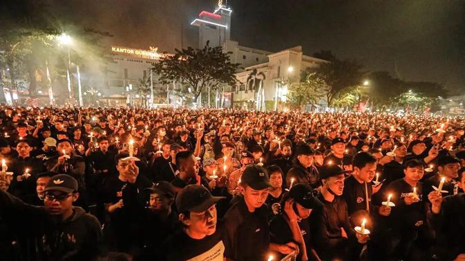 Ribuan suporter Persebaya Surabaya, Bonek, memadati Tugu Pahlawan, Surabaya, Senin (3/10/2022) malam. Mereka menggelar aksi solidaritas Tragedi Kanjuruhan di Malang. (Dok. Persebaya)