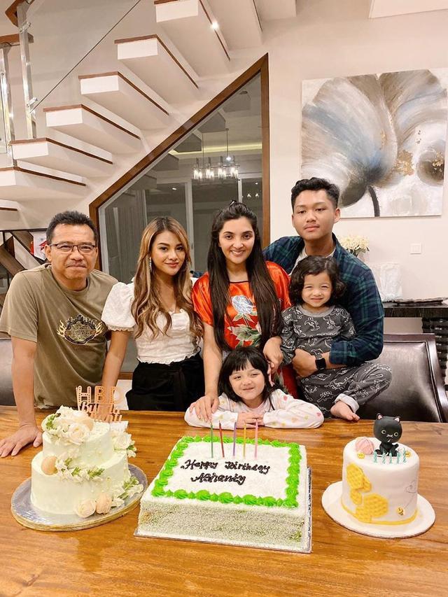 Gaya Santai Anang Hermansyah Saat Bersama Keluarga, Simpel dan Sederhana