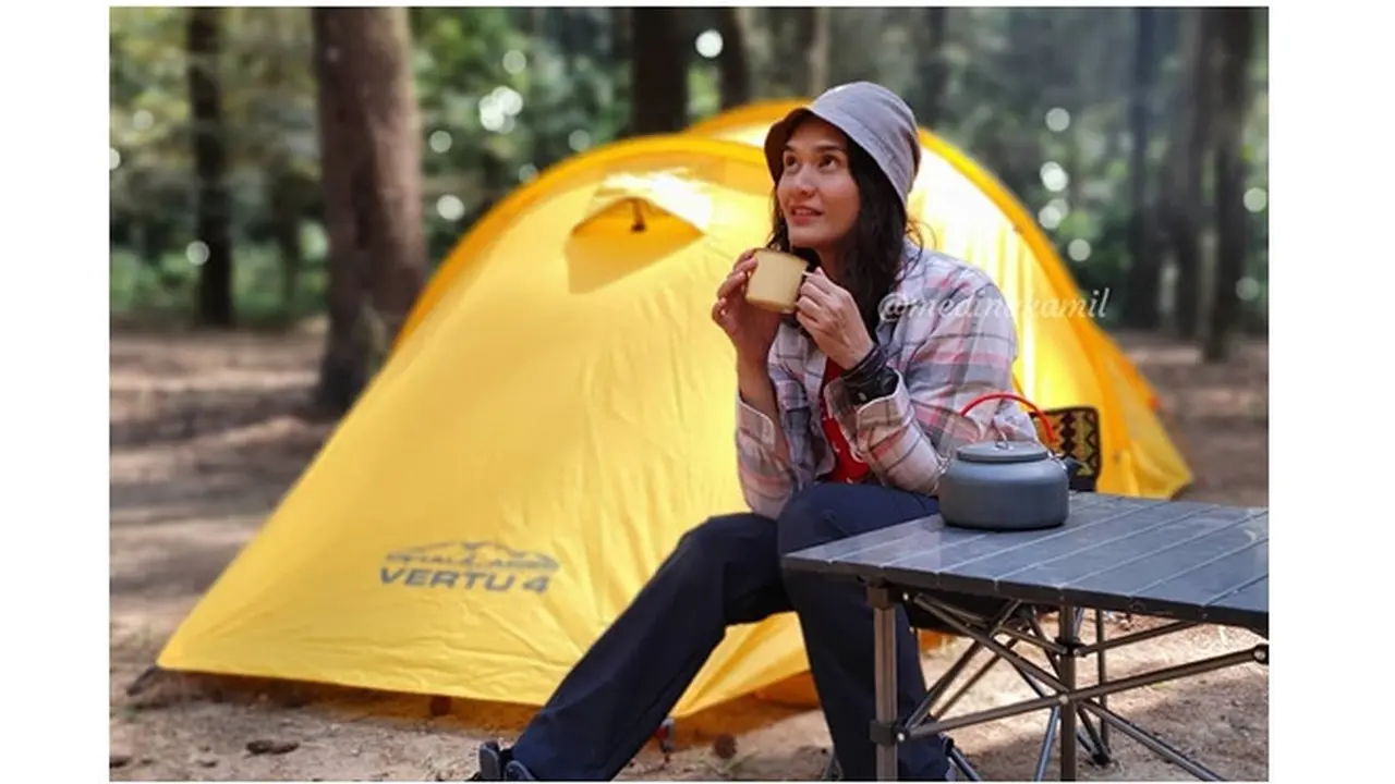 Selain menjadi ibu rumah tangga, ia juga membantu bisnis toko alat outdoor milik sang suami.