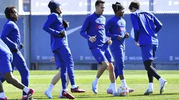 Gelandang Barcelona Sergio Busquets (ketiga kanan), penyerang Ansu Fati (kedua kanan) dan rekan satu timnya menghadiri sesi latihan pada malam semifinal Copa del Rey melawan Real Madrid, di tempat latihan Joan Gamper di Sant Joan Despi, Rabu (1/3/2023). Barcelona sedang memimpin klasemen La Liga dengan keunggulan 7 poin dari Real Madrid yang berada di peringkat kedua setelah 23 pertandingan. (Pau BARRENA / AFP)