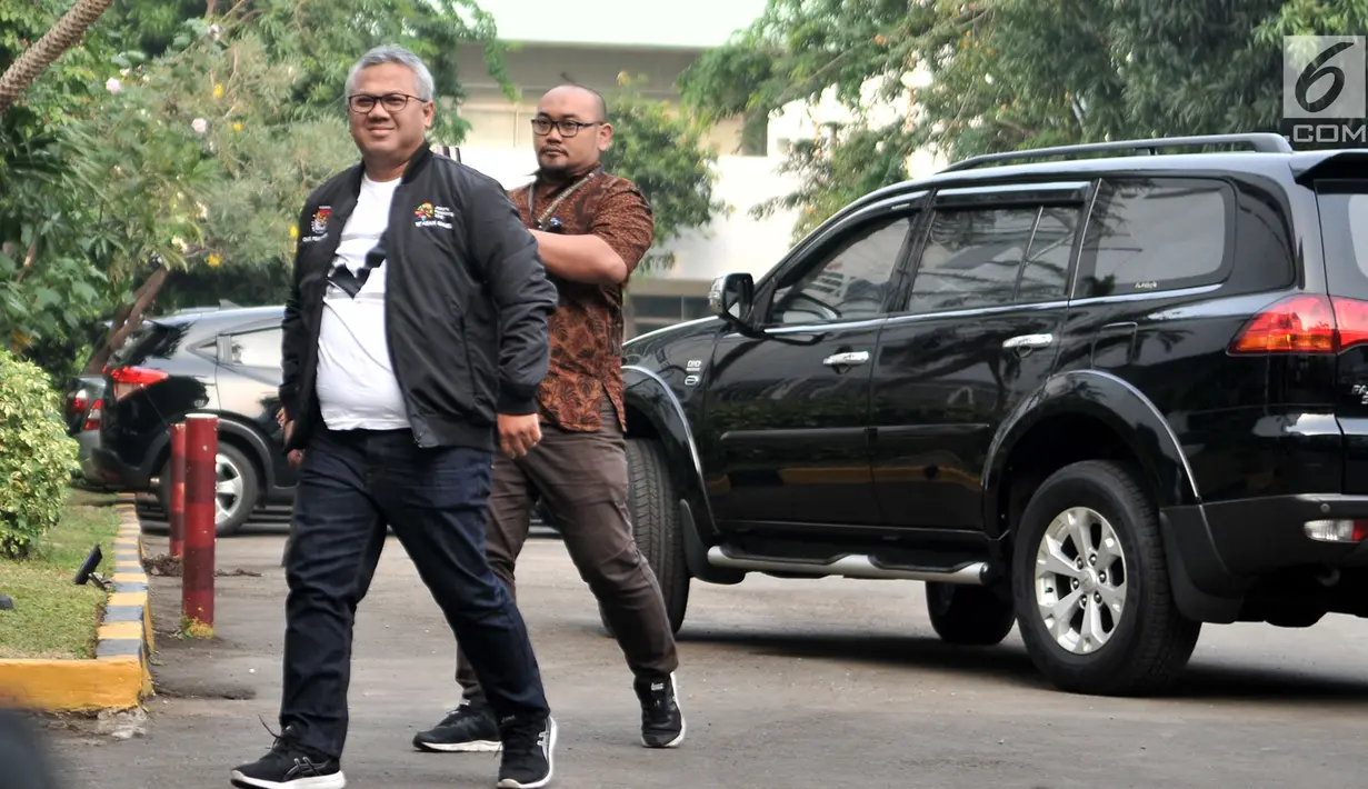 Ketua KPU Arief Budiman saat tiba untuk mendampingi pasangan bakal capres-cawapres Joko Widodo atau Jokowi-Ma'ruf Amin tes kesehatan di RSPAD Gatot Subroto, Jakarta, Minggu (12/8). (Merdeka.com/Iqbal Nugroho)