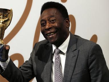 Salah satu legenda sepak bola dunia asal Brasil, Pele baru saja tutup usia pada Kamis (29/12/2022). Semasa aktif bermain sebagai pesepak bola, Pele tercatat telah menorehkan beberapa rekor fenomenal baik di level klub mauupun bersama timnas. Bahkan empat rekor di antaranya sampai saat ini belum mampu dipecahkan oleh pesepak bola manapun, termasuk dua pemain yang dianggap menjadi yang terbaik saat ini, Lionel Messi dan Cristiano Ronaldo. Berikut catatan keempat rekor tersebut. (AFP/Adrian Dennis)