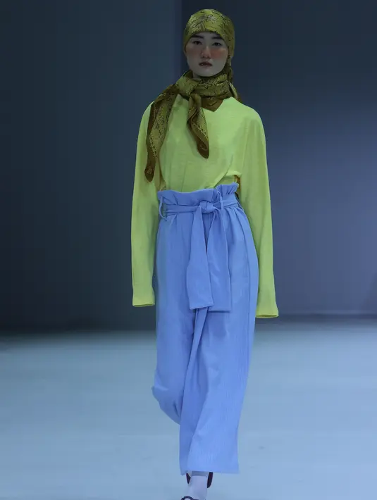 Koleksi NurZahra yang mengeksplorasi kain bamboo jersey dan plastik daur ulang untuk koleksi terbarunya (Foto: JFW)