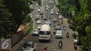 Sejumlah kendaraan melintas di Jalan Prof Dr Satrio, Kuningan, Jakarta, Senin (4/1/2016). Pasca libur panjang perayaan Natal 20015 dan Tahun Baru 2016, sejumlah ruas jalan ibukota mulai dipadati pengendara. (Liputan6.com/Helmi Fithriansyah)