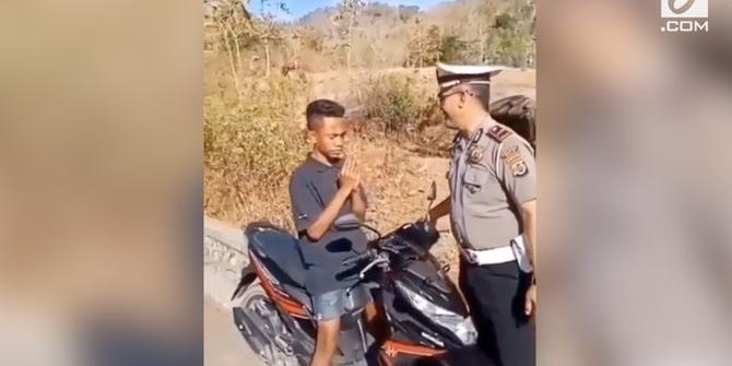 VIDEO: Kocak, Remaja Langsung 'Bertapa' saat Ditilang Polisi