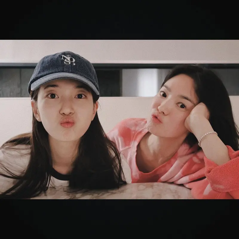 Bae Suzy dan Song Hye Kyo. (Instagram/ skuukzky)