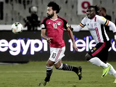 Pemain Mesir, Mohamed Salah (kiri) melewati adangan pemain Uganda, Hassan Wasswa pada laga kualifikasi Piala Dunia 2018 di Borg El Arab Stadium, Alexandria, Mesir (5/9/2017). Mesir menang 1-0. (AP/Nariman El-Mofty)