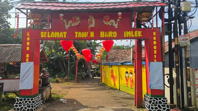 Warga Kampung Cina Betawi Limo mulai menghias gapura pintu masuk di Jalan H Bona, Limo, Depok