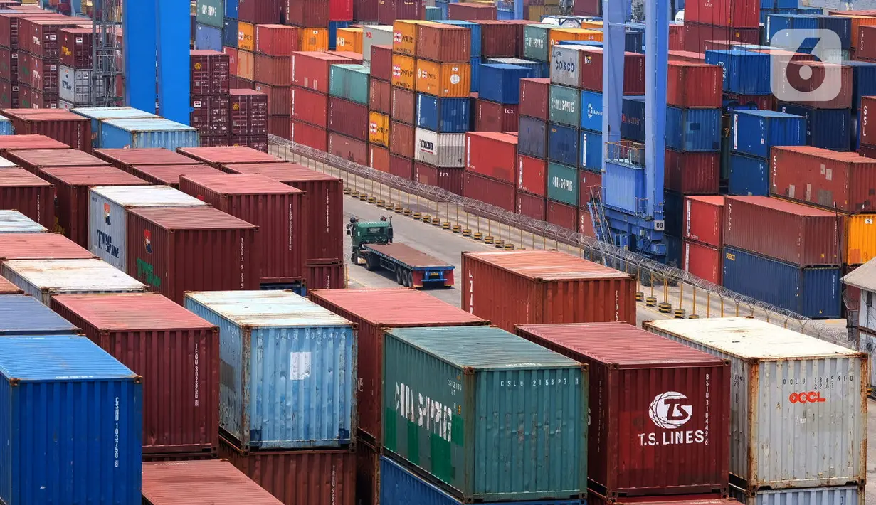 Aktivitas bongkar muat peti kemas di Pelabuhan Tanjung Priok, Jakarta, Jumat (29/10/2021). Badan Pusat Statistik (BPS) menyebutkan neraca perdagangan Indonesia pada September 2021 mengalami surplus US$ 4,37 miliar karena ekspor lebih besar dari nilai impornya. (Liputan6.com/Angga Yuniar)