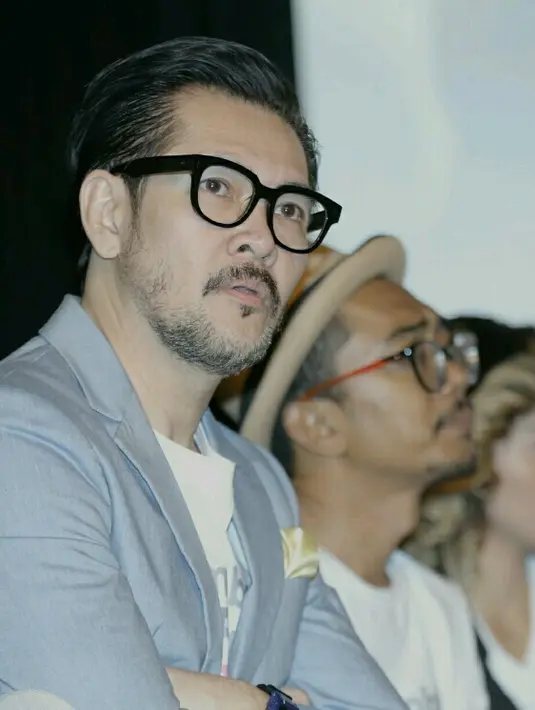 Tidak hanya itu, ternyata Hendro memiliki cara pikir konvensional. Namun zaman sudah semakin berkembang, dan ia pun terkekang di masa lalu. (Galih W. Satria/Bintang.com)