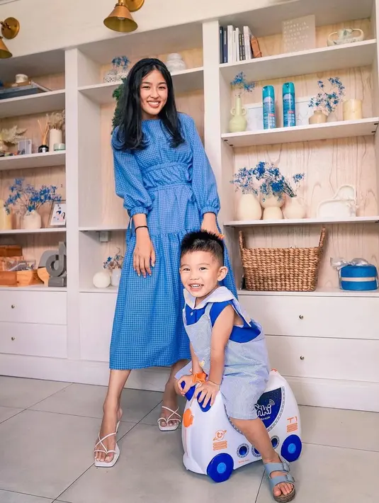 Kali ini, dalam dress monokrom dengan detail kerut di bagian pinggang dan perut, serta lengan balon yang panjang, Tiffany Soetanto tampak cantik. Ia sempurnakan tampilannya dengan membiarkan rambutnya tergerai. Foto: Instagram.