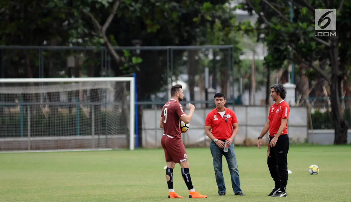 Pemain Persija, Marko Simic (kiri) berbincang dengan pelatih Stefano Cugurra (kanan) saat latihan di Lapangan A Senayan, Jakarta, Selasa (13/3). Persija akan menjamu Song Lam Nghe An di grup H Piala AFC 2018, Rabu (14/3). (Liputan6.com/Helmi Fithriansyah)